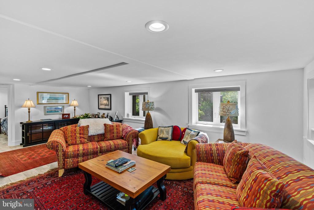 1428 RAVINE WAY