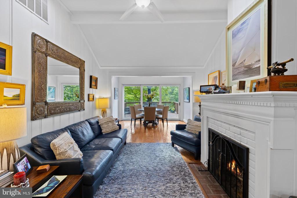 1428 RAVINE WAY