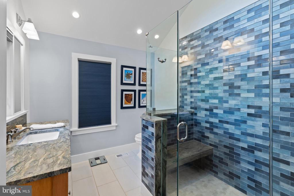1428 RAVINE WAY