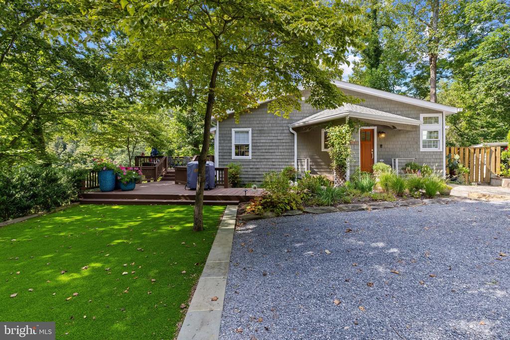 1428 RAVINE WAY