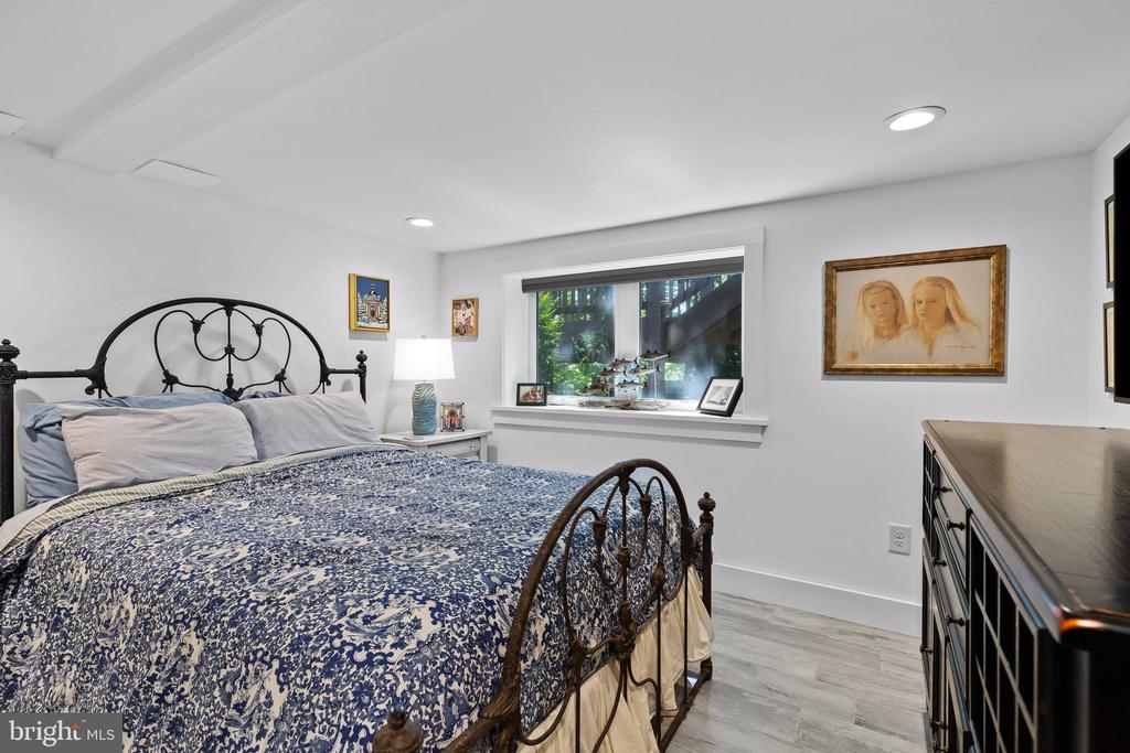 1428 RAVINE WAY