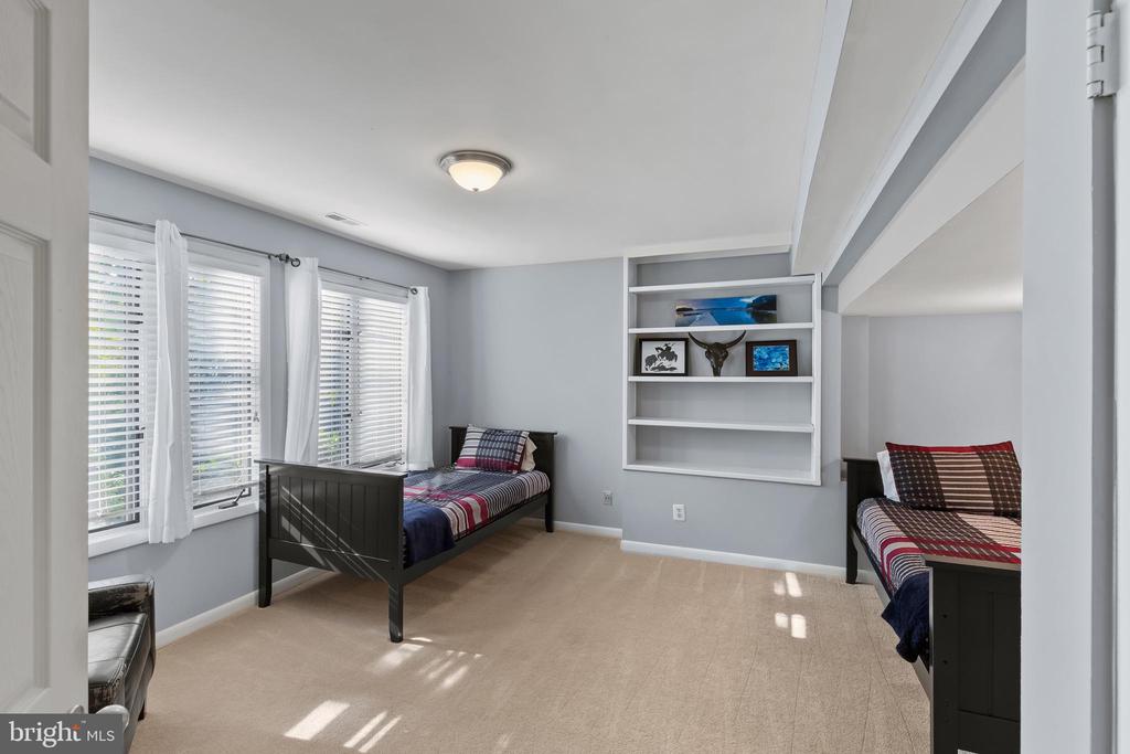 319 EPPING WAY