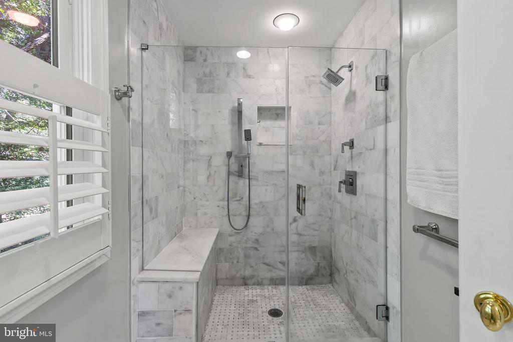 LAKE OGELTON WATERFRONT | 2656 QUEEN ANNE CIRCLE A