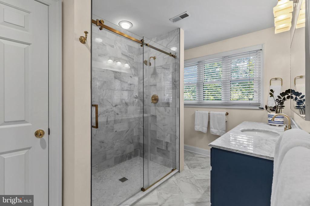 LAKE OGELTON WATERFRONT | 2656 QUEEN ANNE CIRCLE A