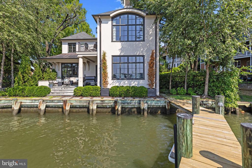 DOWNTOWN ANNAPOLIS WATERFRONT | 1 SHIPWRIGHT HARBOR