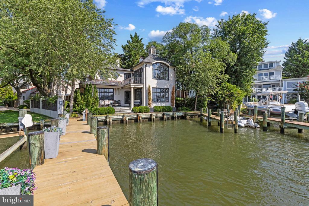 DOWNTOWN ANNAPOLIS WATERFRONT | 1 SHIPWRIGHT HARBOR