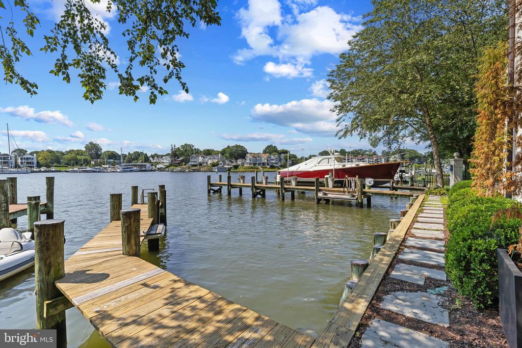 DOWNTOWN ANNAPOLIS WATERFRONT | 1 SHIPWRIGHT HARBOR