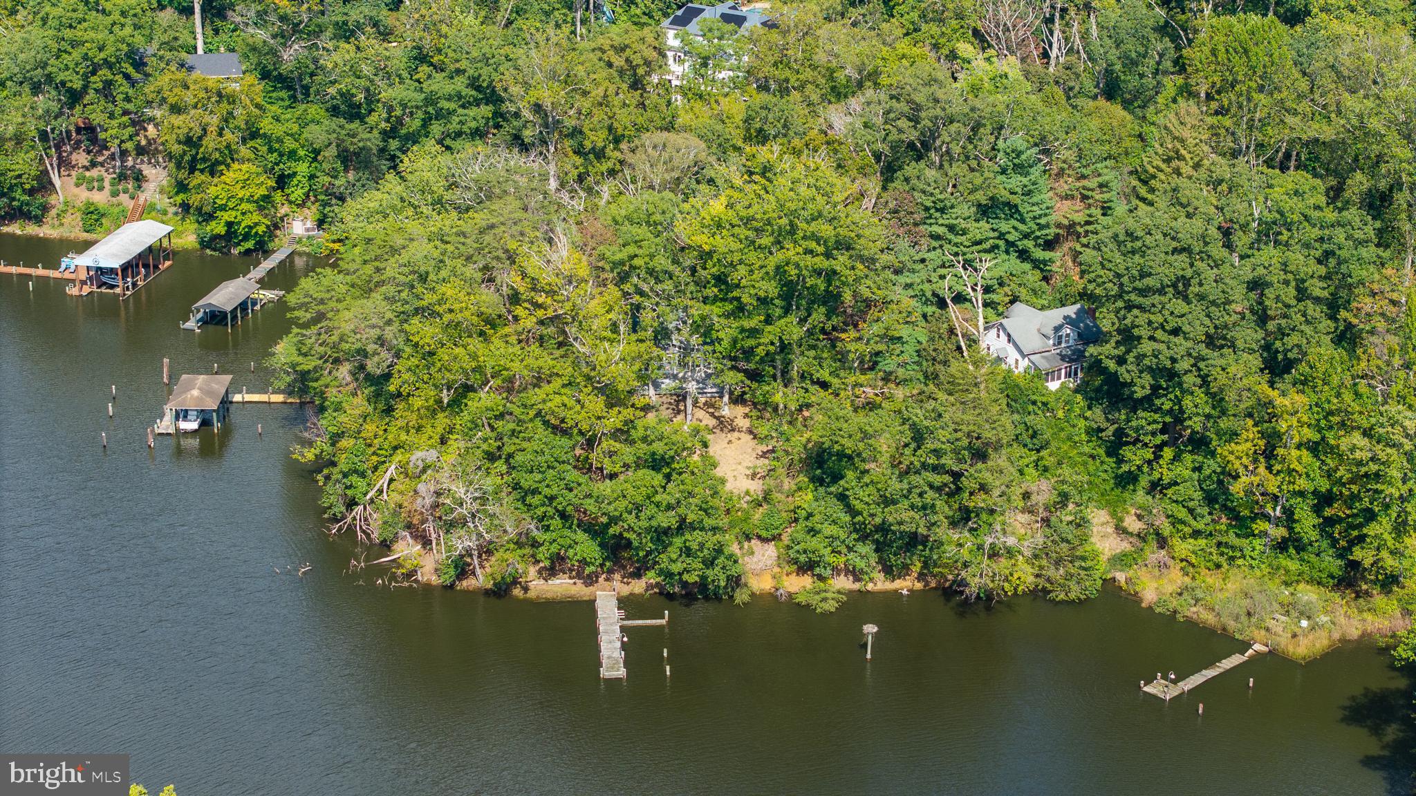 WATERFRONT | 105 WALLACE MANOR ROAD