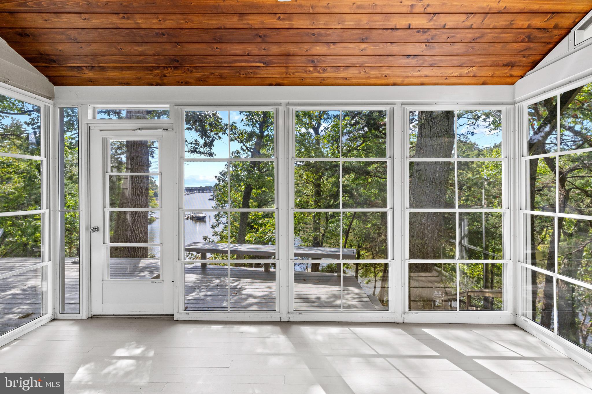 WATERFRONT | 105 WALLACE MANOR ROAD