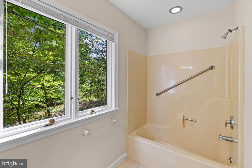 EDGEWATER WATERFRONT | 105 WALLACE MANOR ROAD