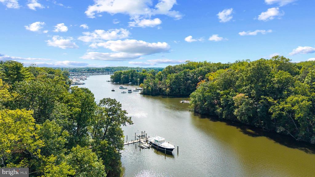EDGEWATER WATERFRONT | 105 WALLACE MANOR ROAD