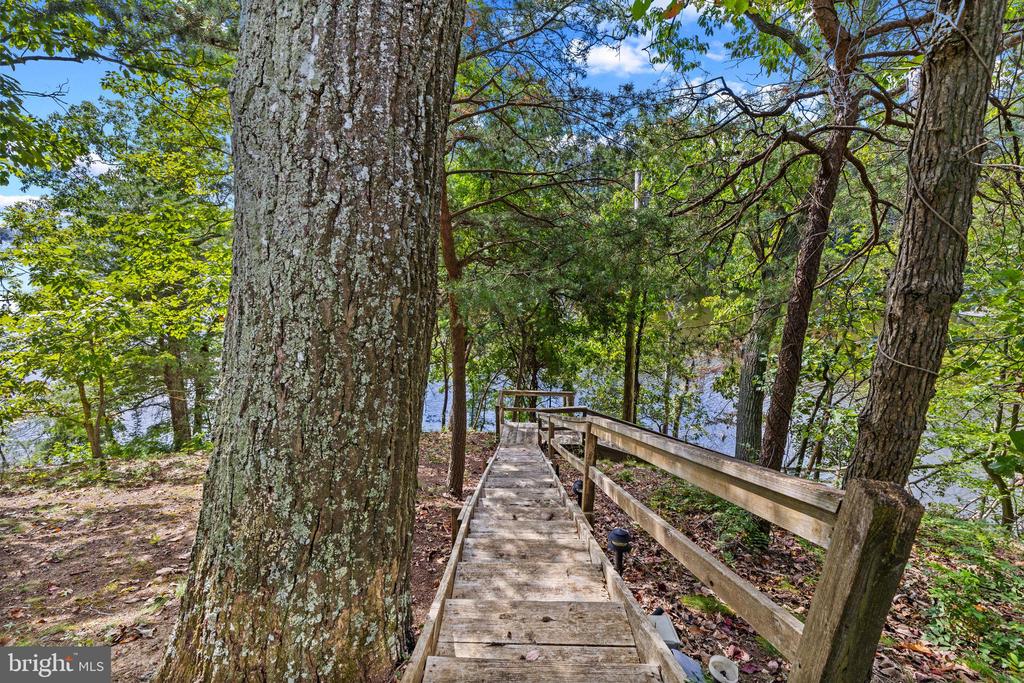 EDGEWATER WATERFRONT | 105 WALLACE MANOR ROAD
