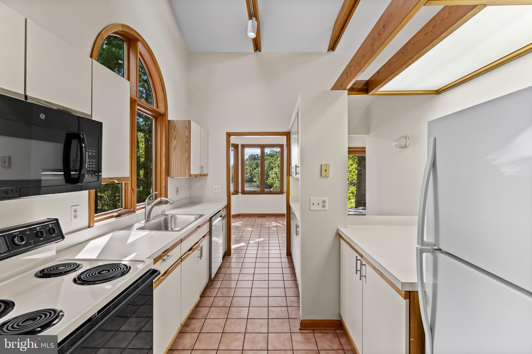 WATERFRONT | 105 WALLACE MANOR ROAD