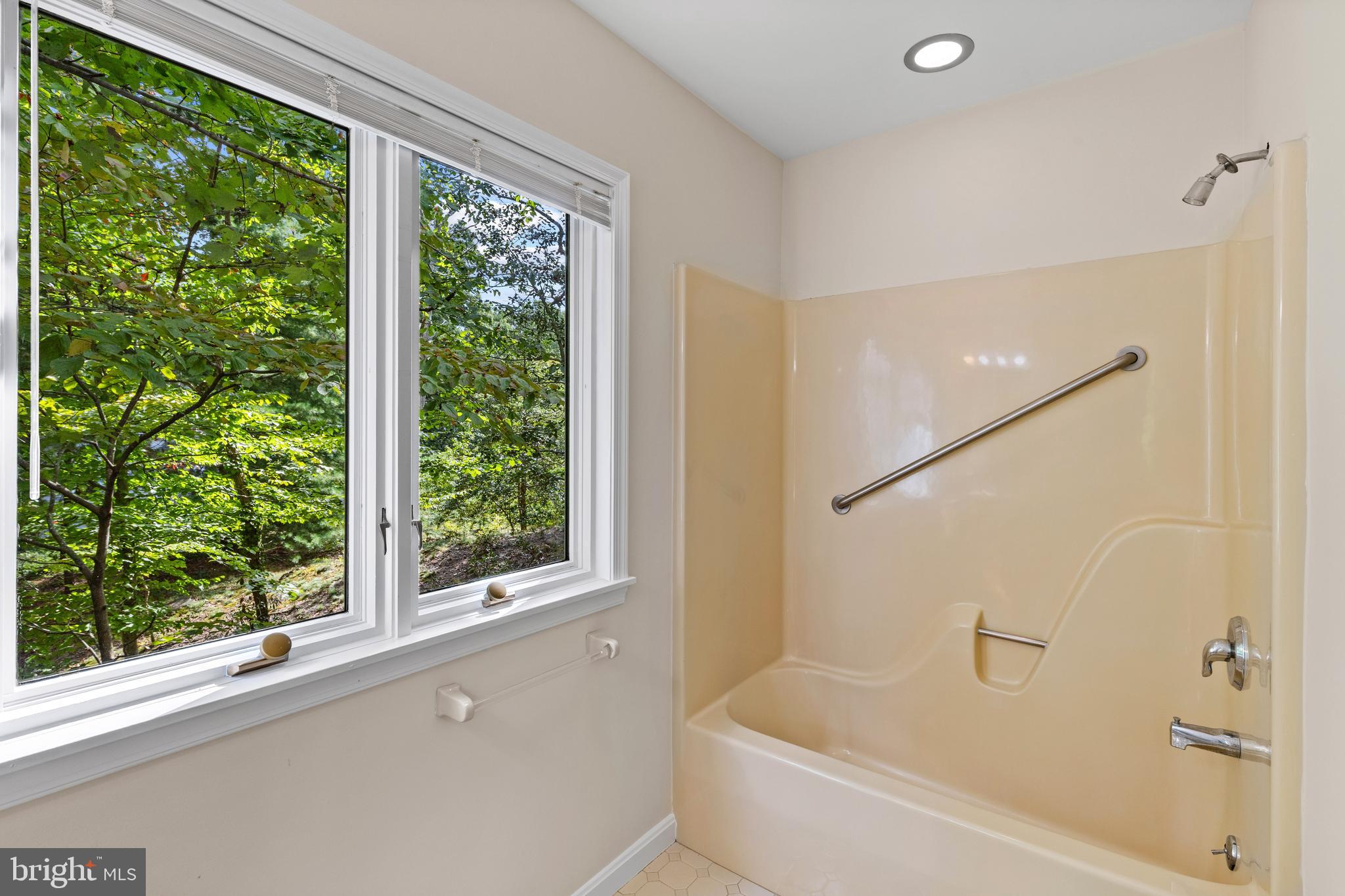 WATERFRONT | 105 WALLACE MANOR ROAD