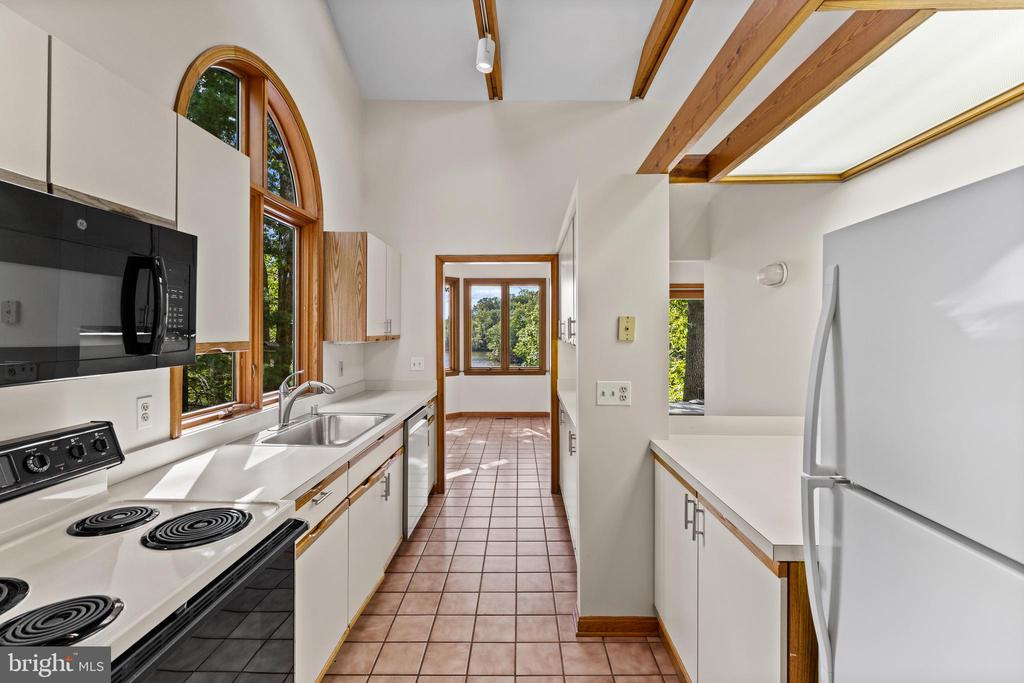 EDGEWATER WATERFRONT | 105 WALLACE MANOR ROAD