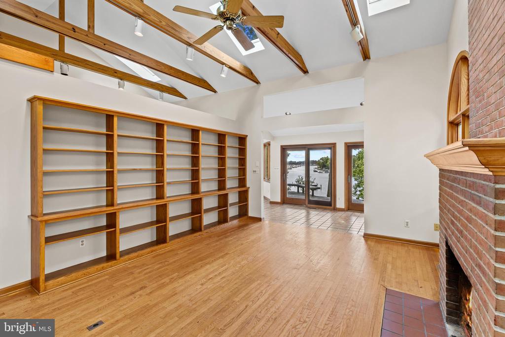 EDGEWATER WATERFRONT | 105 WALLACE MANOR ROAD