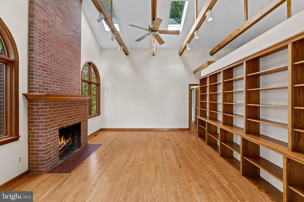 EDGEWATER WATERFRONT | 105 WALLACE MANOR ROAD