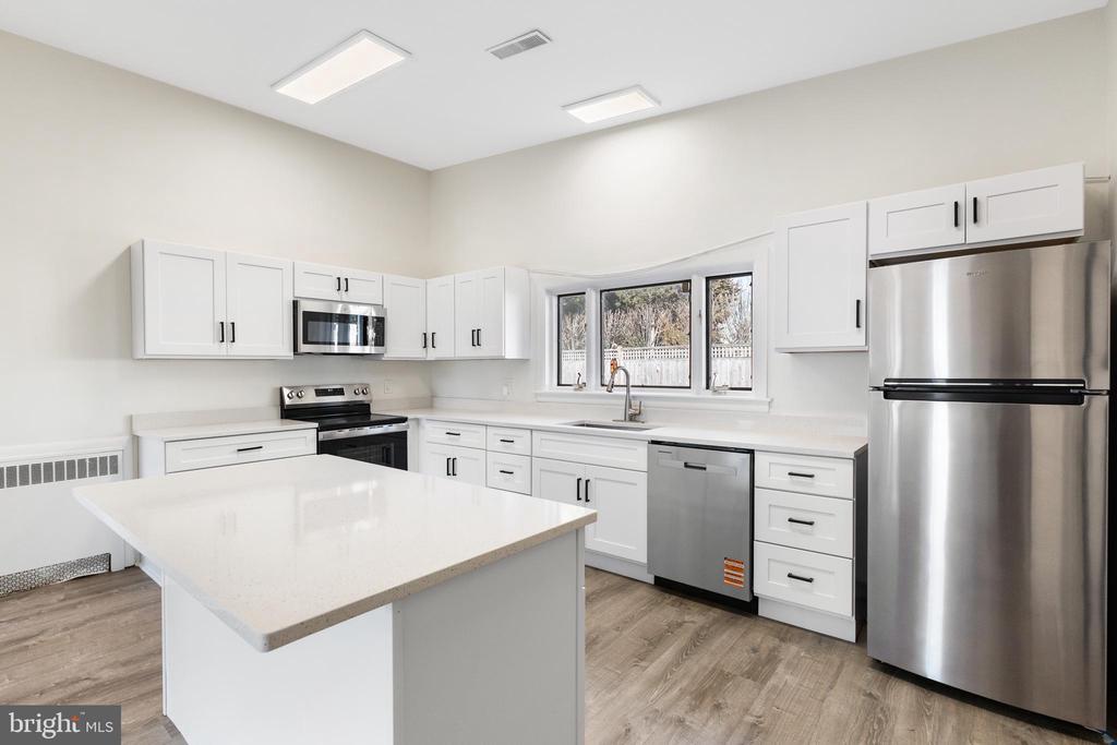 BAY RIDGE WATRFRON LOT + HOME | 45 E LAKE DRIVE