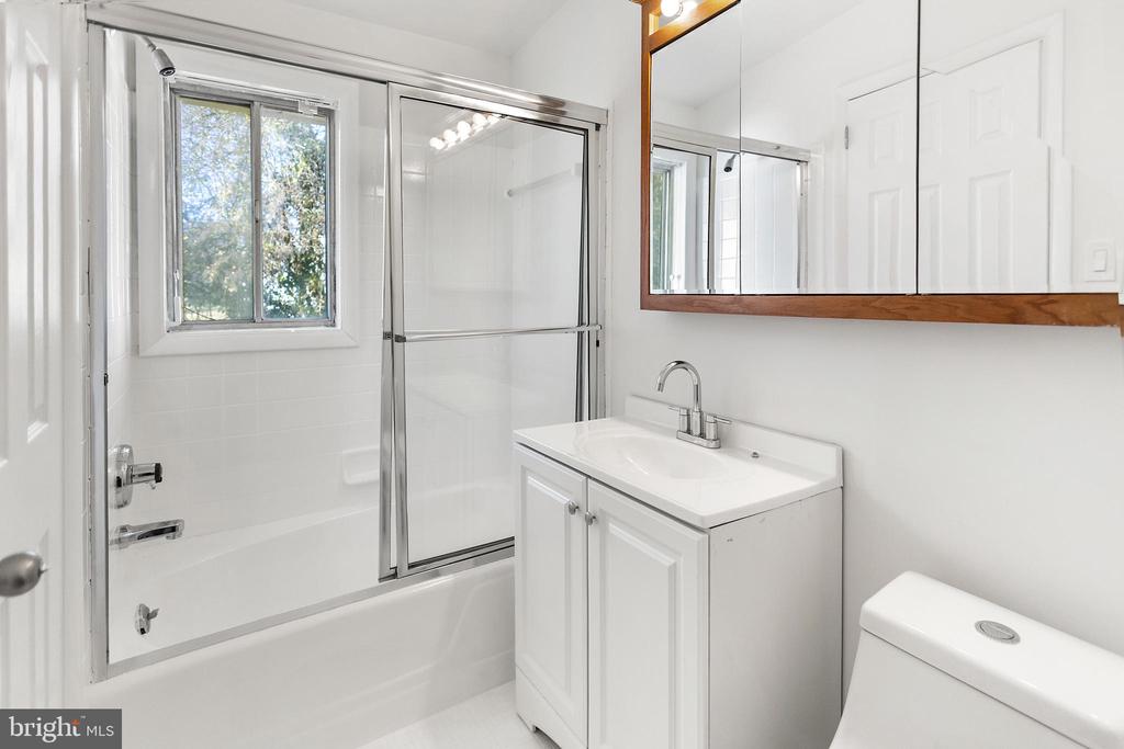 BAY RIDGE WATRFRON LOT + HOME | 45 E LAKE DRIVE