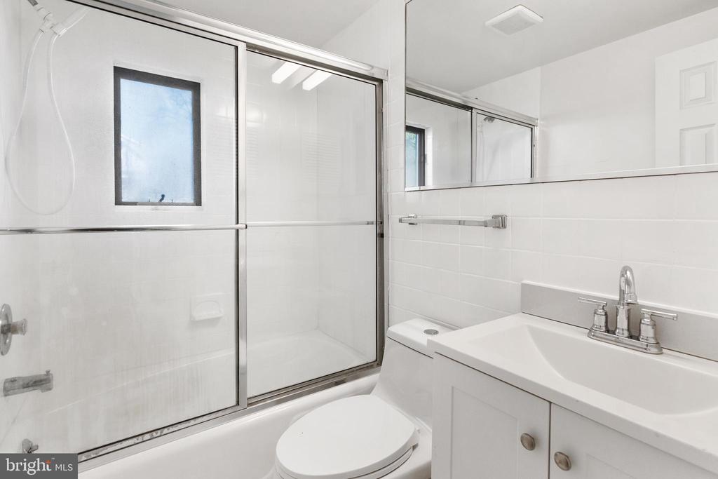 BAY RIDGE WATRFRON LOT + HOME | 45 E LAKE DRIVE