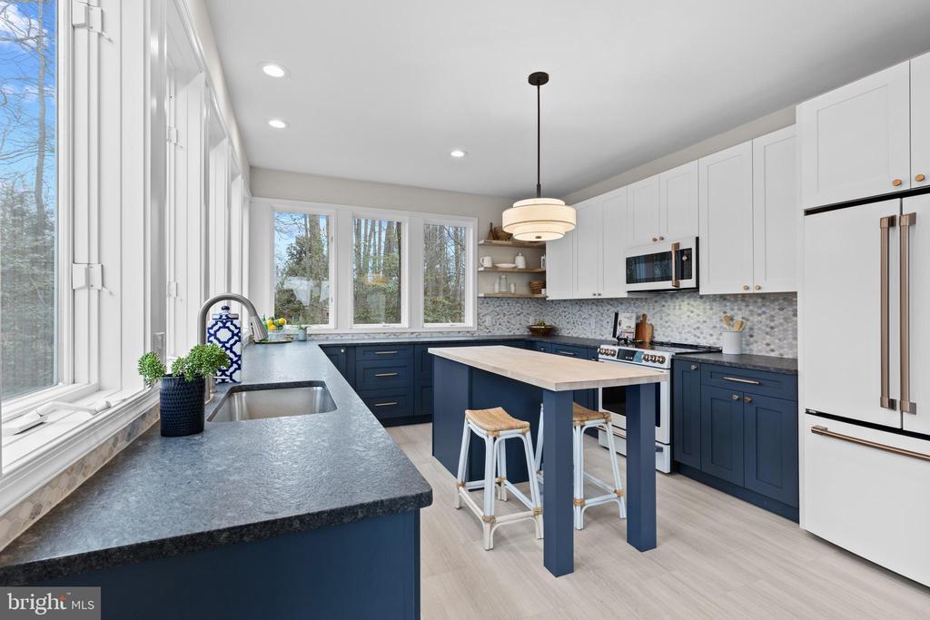 HILLSMERE SHORES WATER VIEW | 133 LAKE VIEW DRIVE