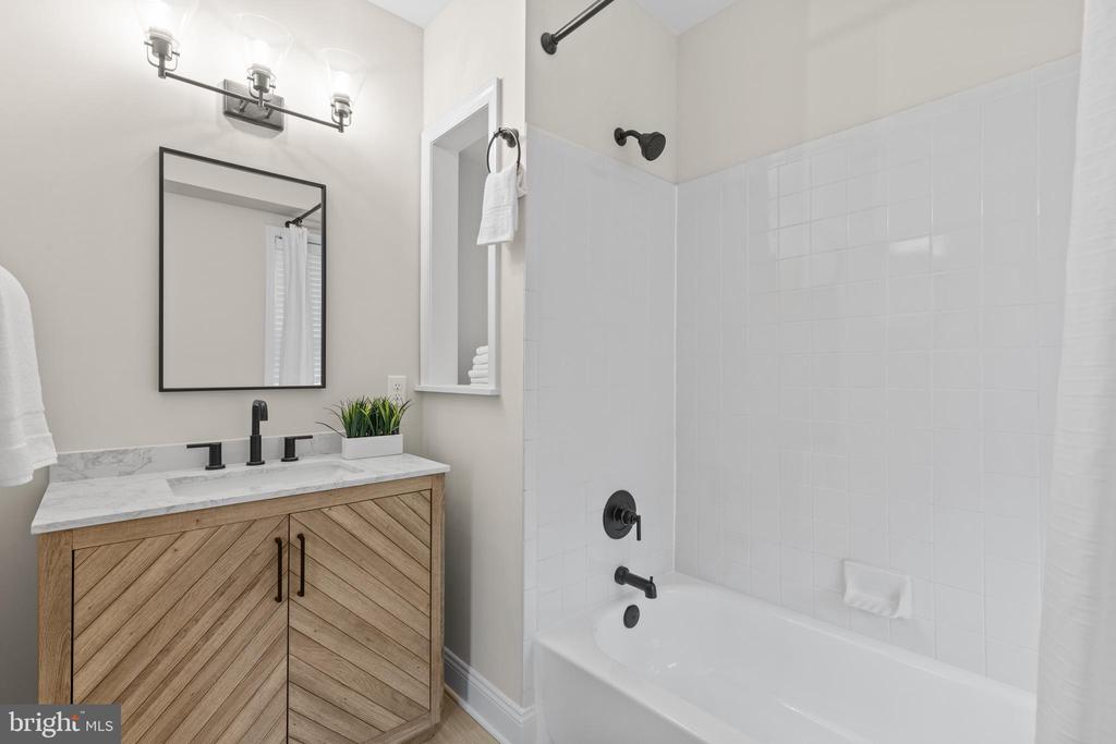HILLSMERE SHORES WATER VIEW | 133 LAKE VIEW DRIVE