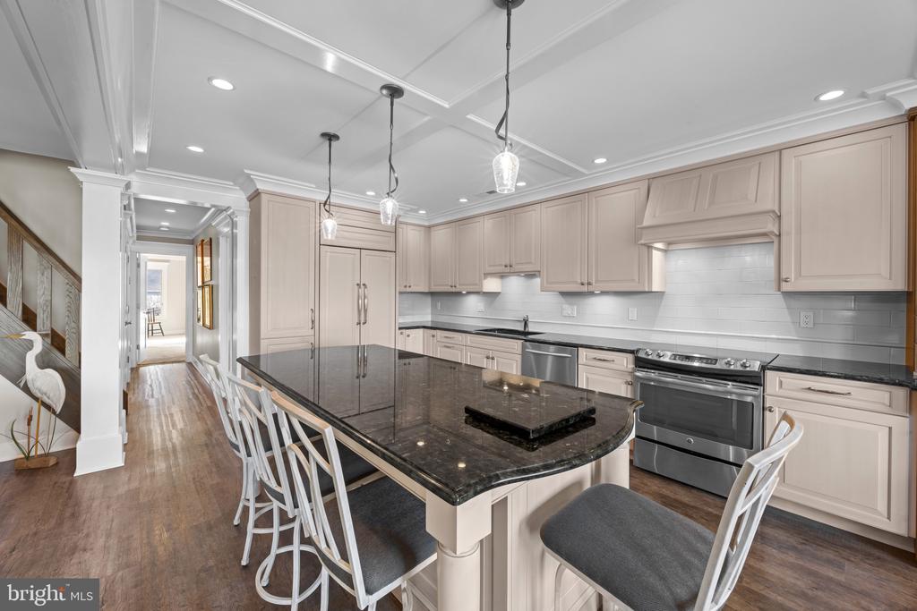 WATERFRONT SPA CREEK CONDO | 3 PRESIDENT POINT DRIVE B3