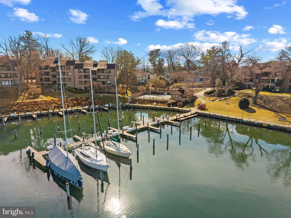 WATERFRONT SPA CREEK CONDO | 3 PRESIDENT POINT DRIVE B3
