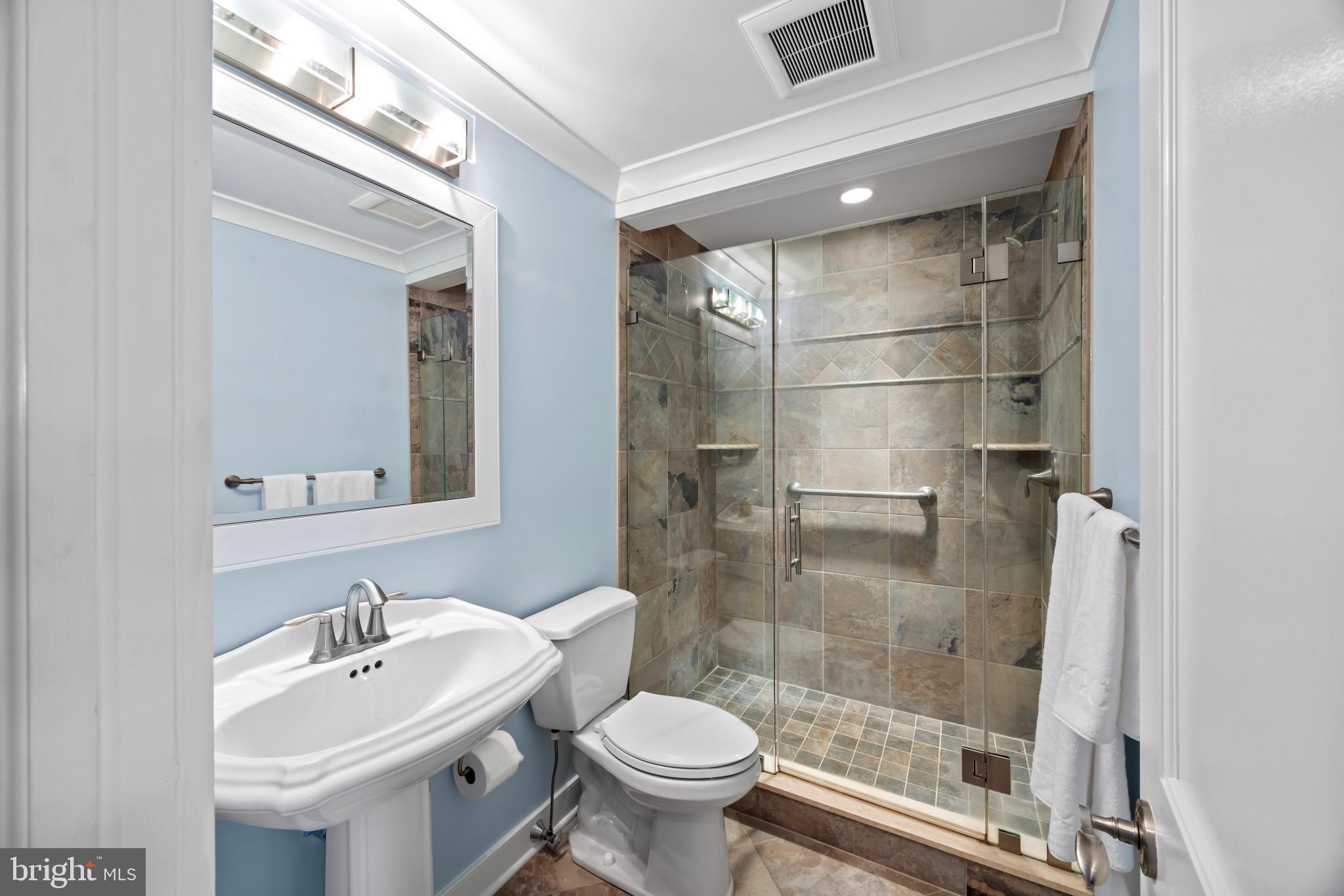 WATERFRONT SPA CREEK CONDO | 3 PRESIDENT POINT DRIVE B3