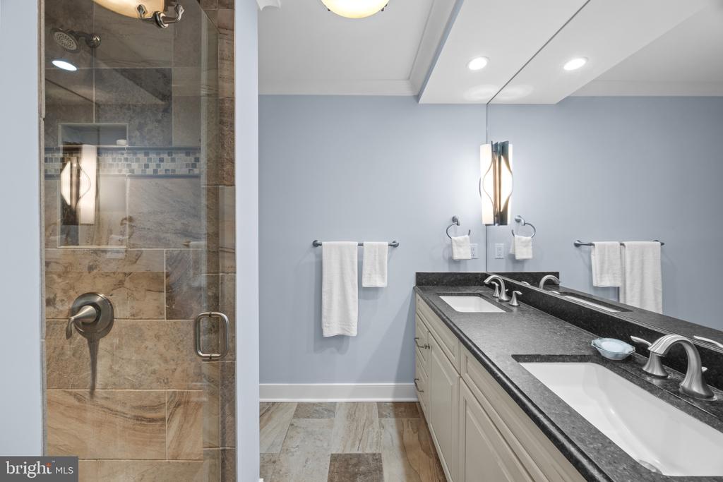 WATERFRONT SPA CREEK CONDO | 3 PRESIDENT POINT DRIVE B3