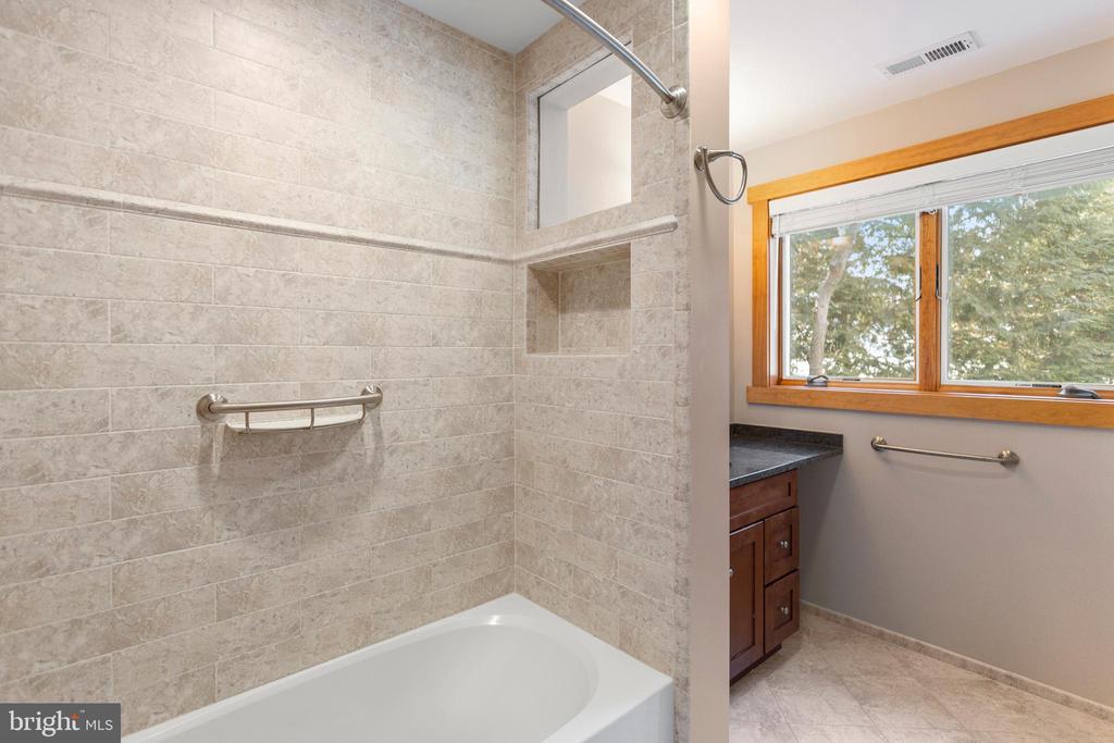 EPPING FOREST WATERFRONT | 357 OVERLOOK TRAIL
