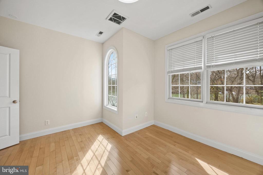 MILL CREEK WATERFRONT | 301 KINGSBERRY DRIVE