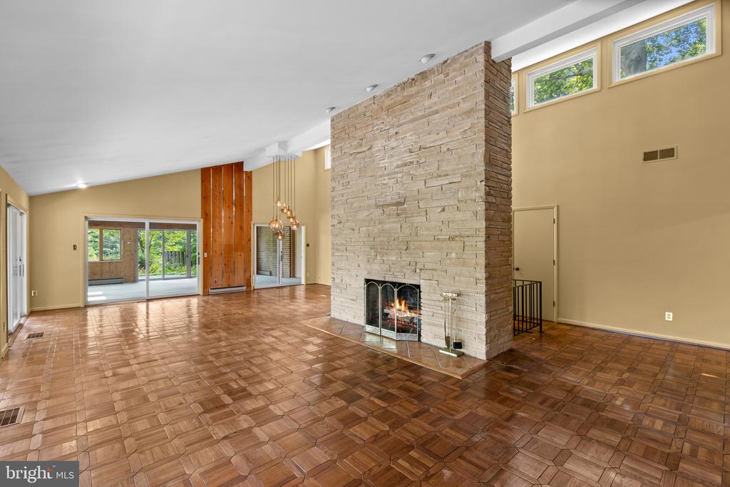 WATER VIEWS AND HORSE STABLE | 500 SARA DRIVE, SAEFERN