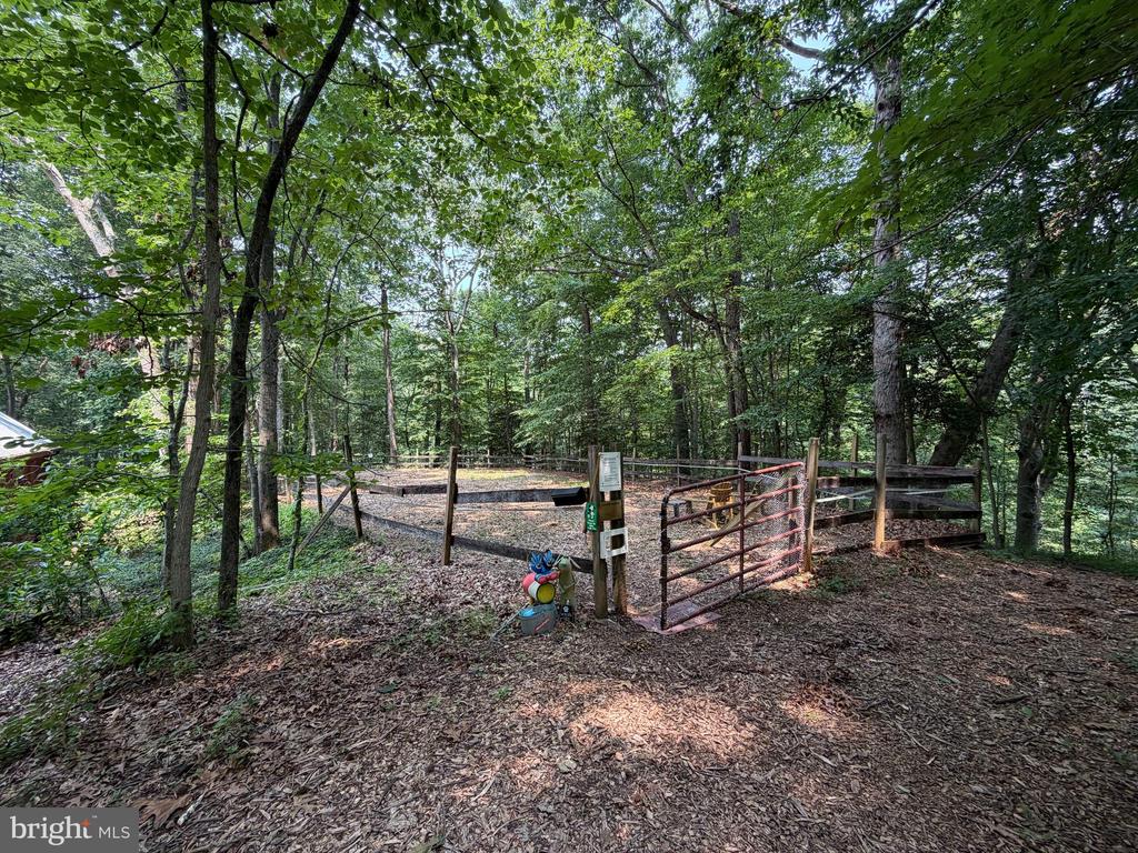 WATER VIEWS AND HORSE STABLE | 500 SARA DRIVE, SAEFERN