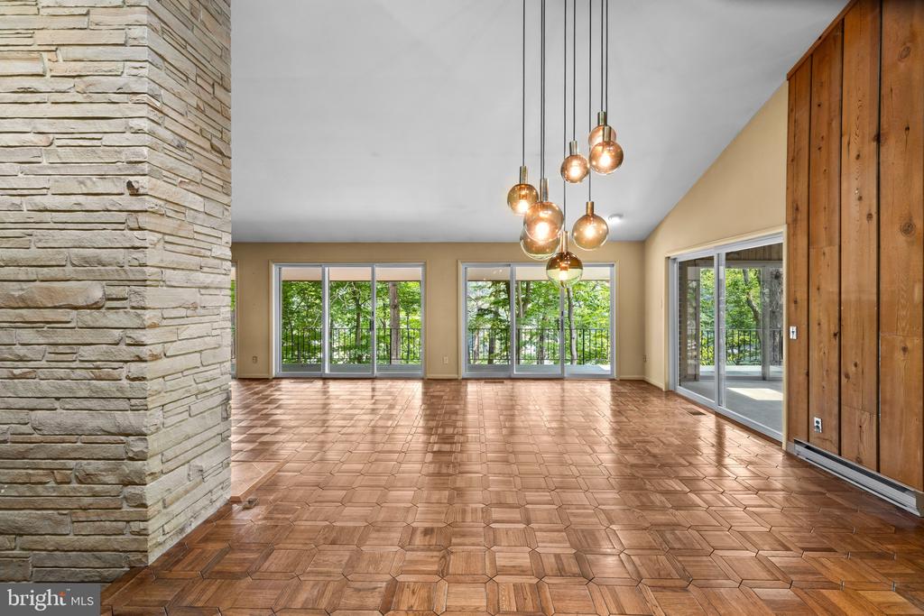 WATER VIEWS AND HORSE STABLE | 500 SARA DRIVE, SAEFERN