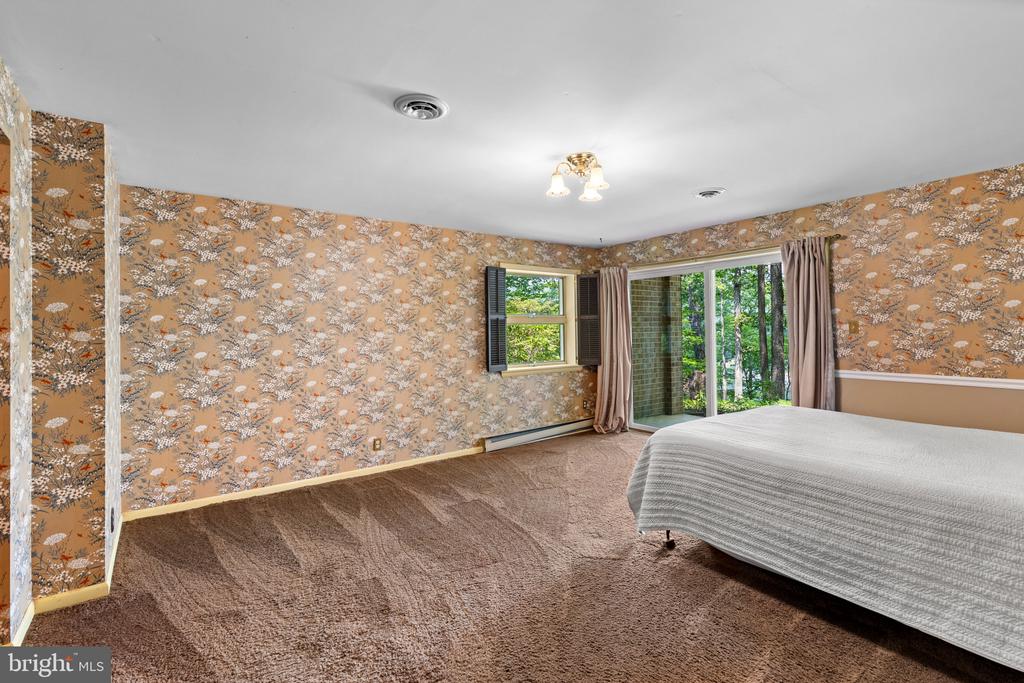 WATER VIEWS AND HORSE STABLE | 500 SARA DRIVE, SAEFERN