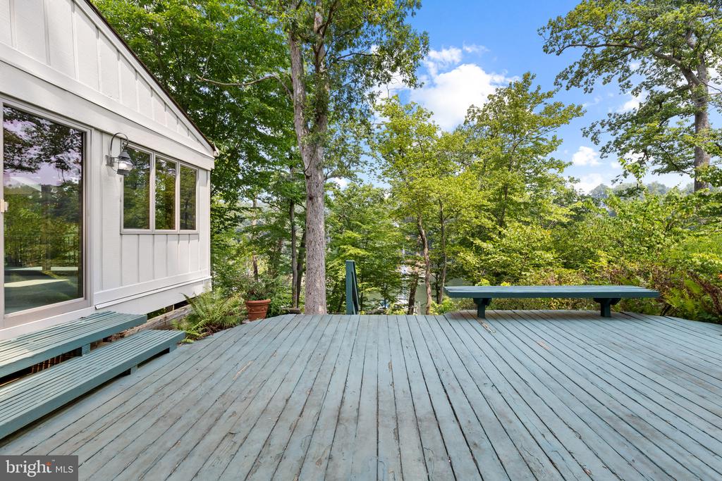 WATER VIEWS AND HORSE STABLE | 500 SARA DRIVE, SAEFERN