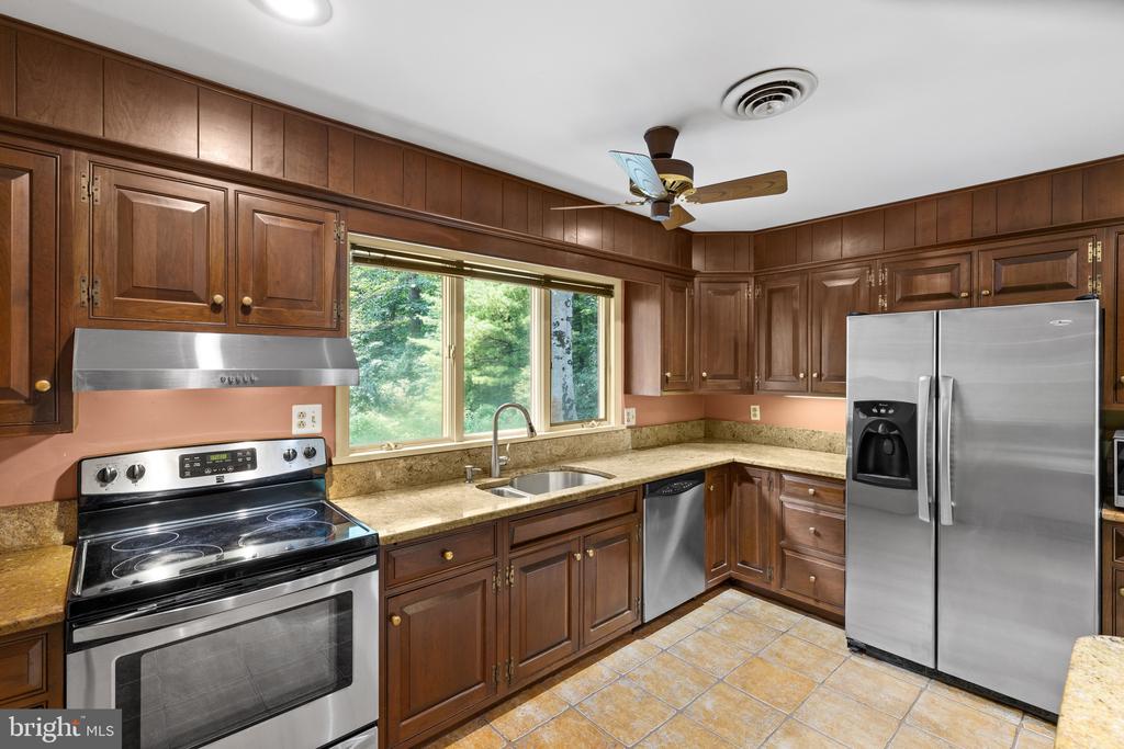 WATER VIEWS AND HORSE STABLE | 500 SARA DRIVE, SAEFERN