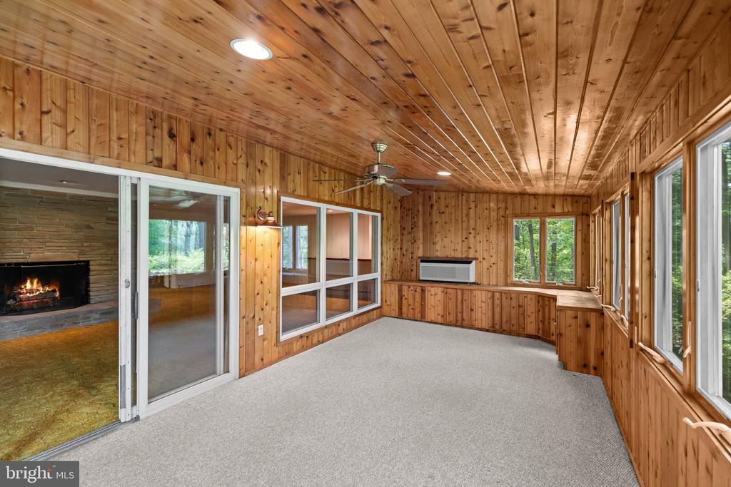 WATER VIEWS AND HORSE STABLE | 500 SARA DRIVE, SAEFERN