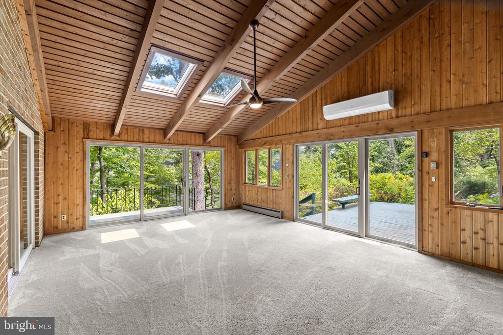 WATER VIEWS AND HORSE STABLE | 500 SARA DRIVE, SAEFERN