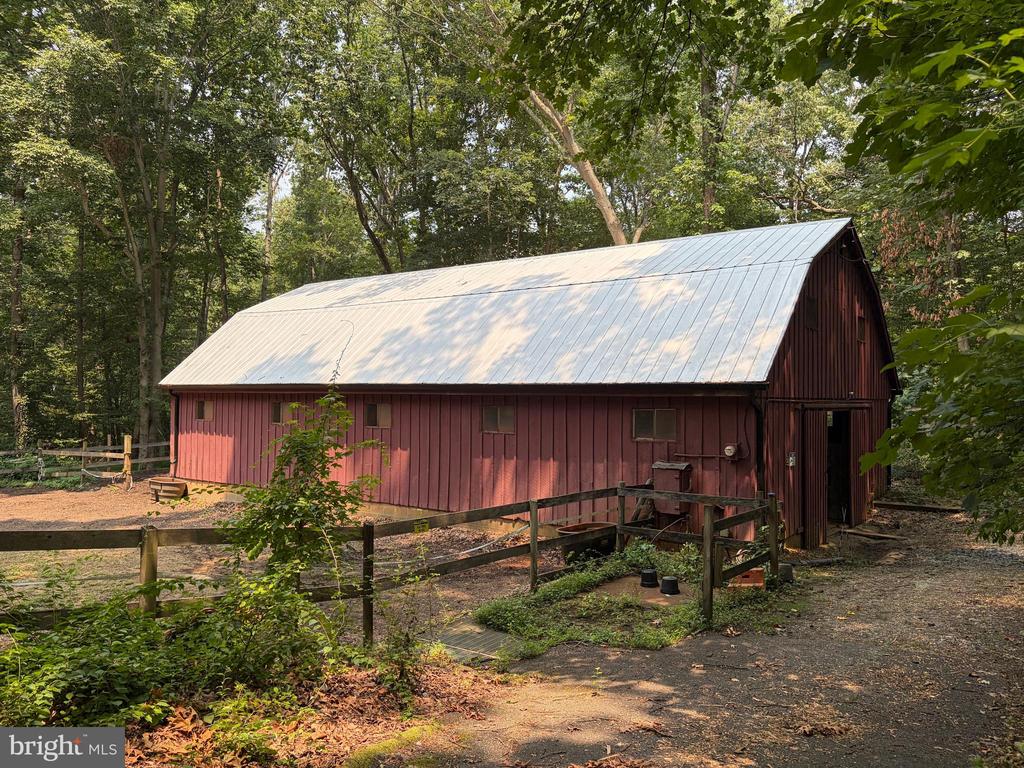 WATER VIEWS AND HORSE STABLE | 500 SARA DRIVE, SAEFERN