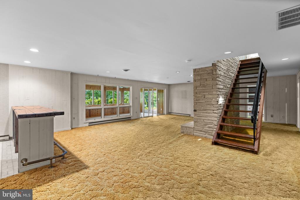 WATER VIEWS AND HORSE STABLE | 500 SARA DRIVE, SAEFERN