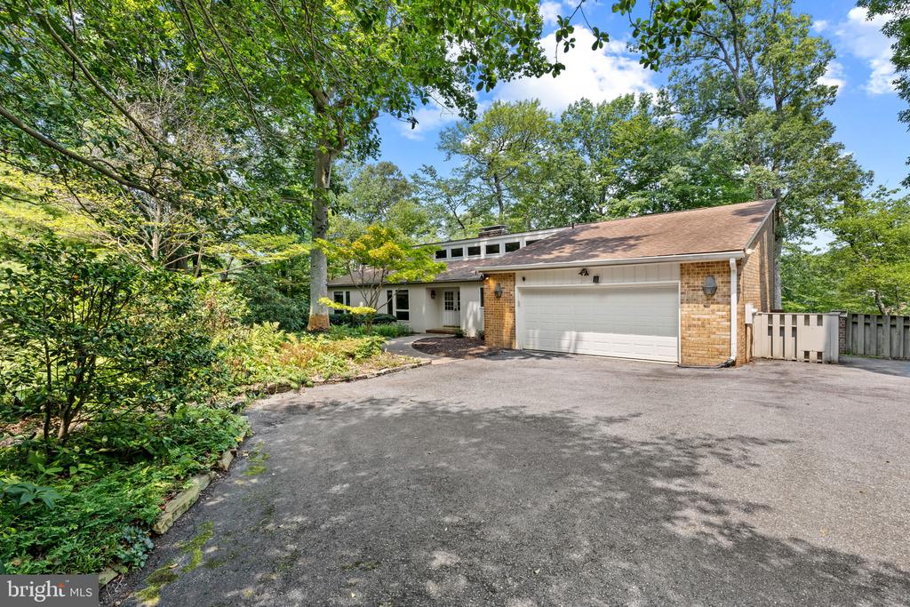 WATER VIEWS AND HORSE STABLE | 500 SARA DRIVE, SAEFERN
