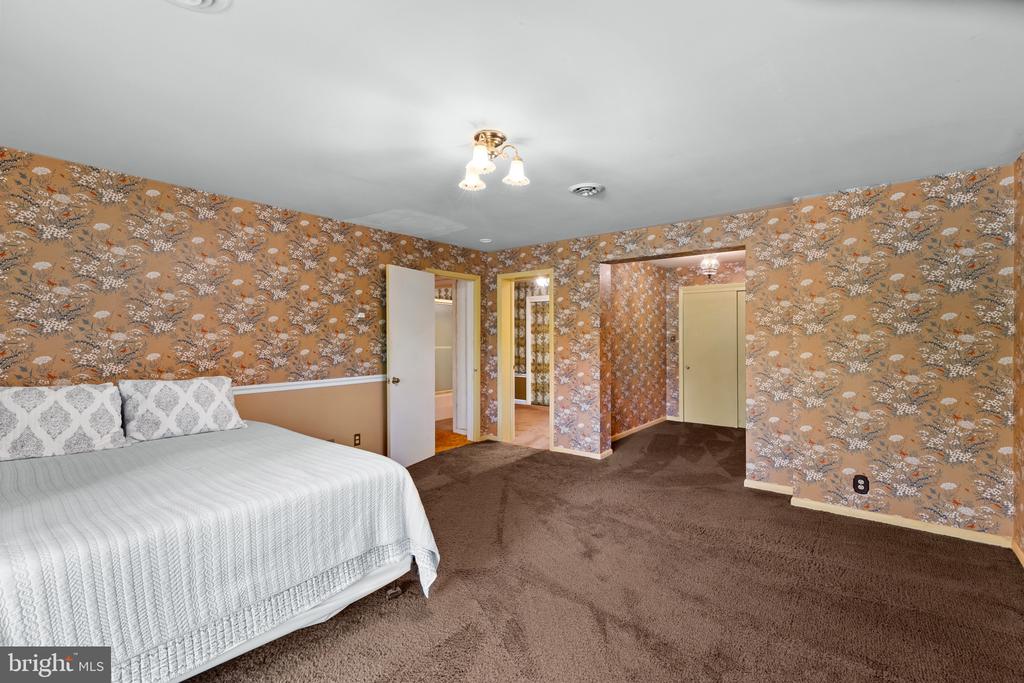 WATER VIEWS AND HORSE STABLE | 500 SARA DRIVE, SAEFERN