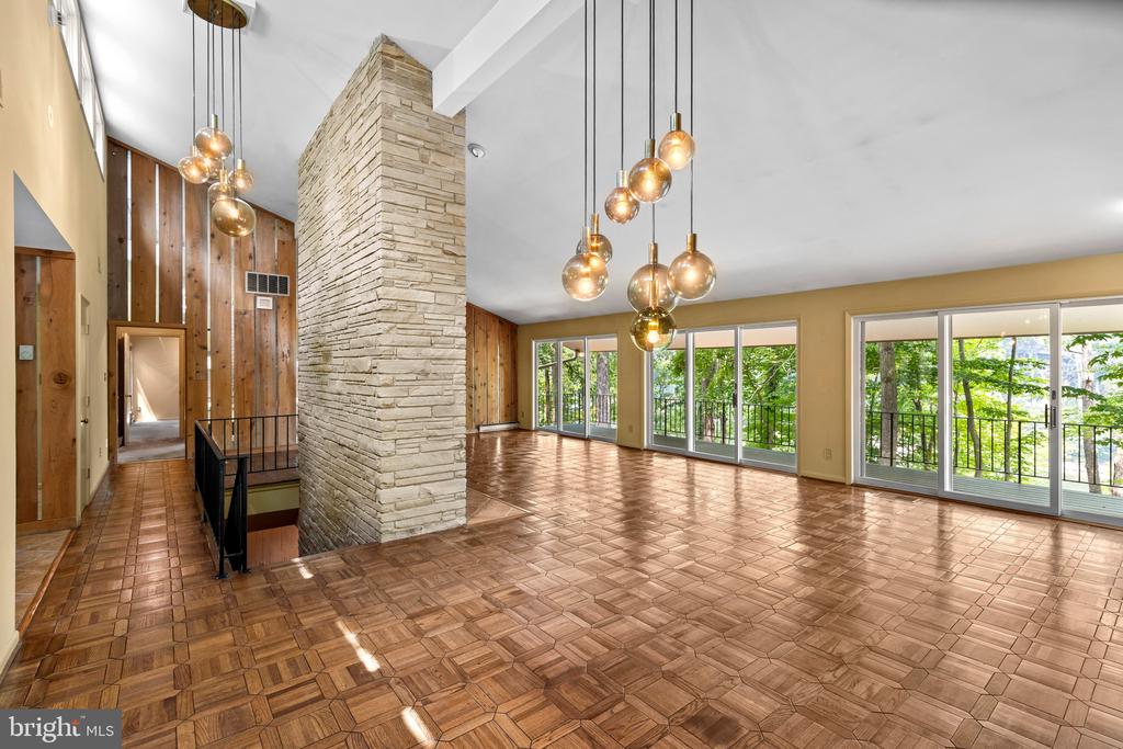 WATER VIEWS AND HORSE STABLE | 500 SARA DRIVE, SAEFERN