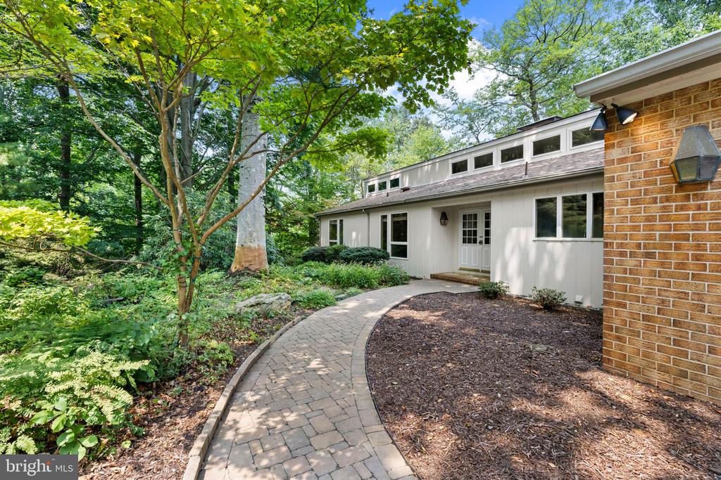 WATER VIEWS AND HORSE STABLE | 500 SARA DRIVE, SAEFERN