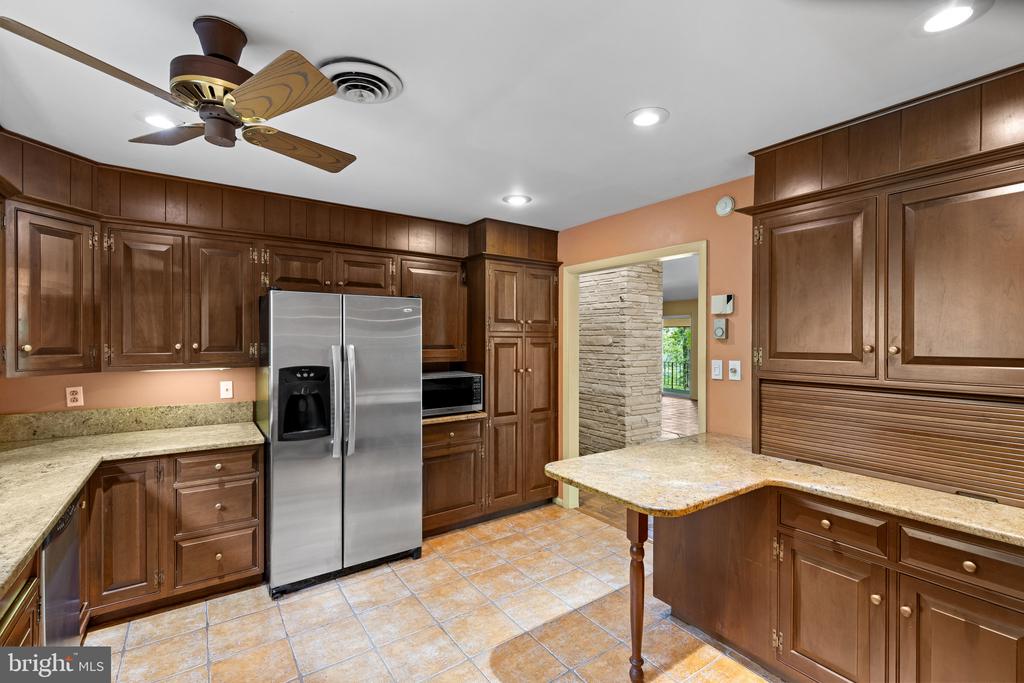 WATER VIEWS AND HORSE STABLE | 500 SARA DRIVE, SAEFERN