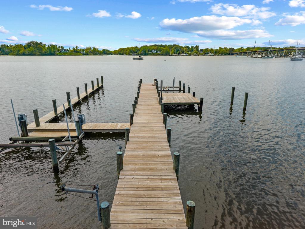 SOUTH RIVER WATERFRONT | 31 SHADOW POINT COURT