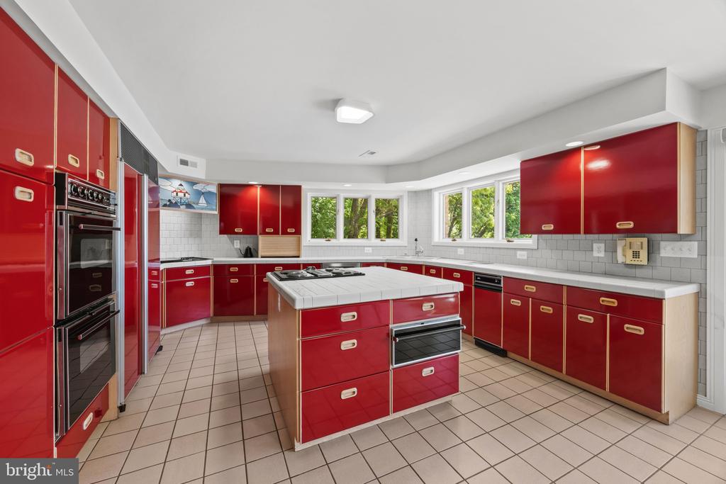 SOUTH RIVER WATERFRONT | 31 SHADOW POINT COURT