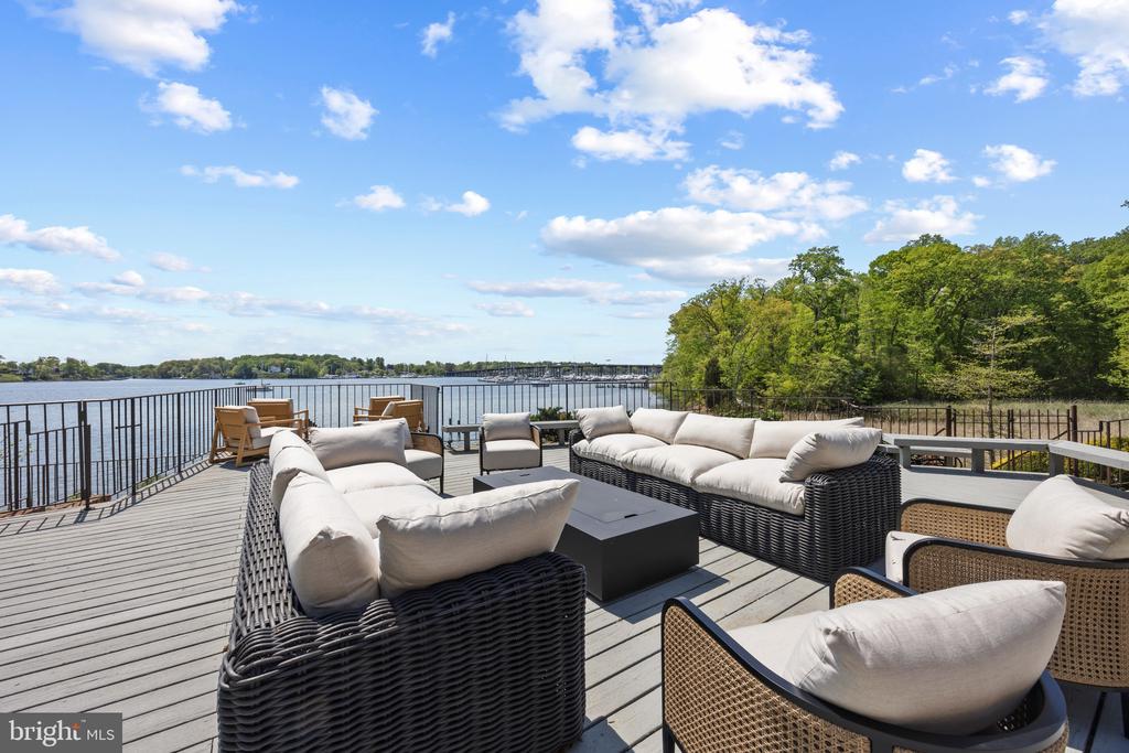 SOUTH RIVER WATERFRONT | 31 SHADOW POINT COURT